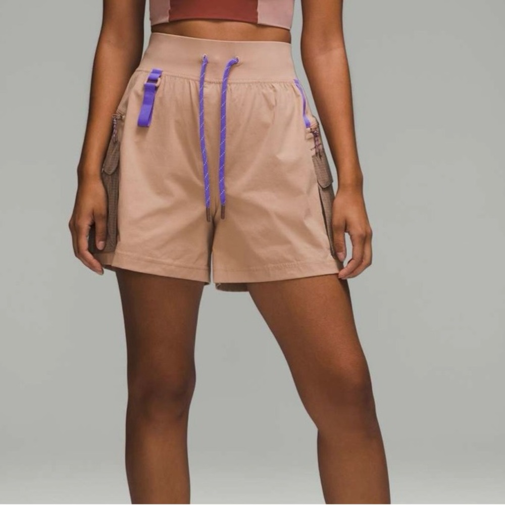 Lululemon NWT  Multi-Pocket Cargo High-Rise Hiking Short 5"